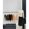 Camiseta OEM estilo coreano de manga longa para mulheres, com decote baixo, renda emendada, gola com babados, para o início do outono, modelagem slim, barra com babados, camisa básica