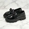 Zapatos de verano nuevos para mujer 2026, de PU, tamaño mediano y grande, estilo europeo y americano, cruzados, de punta redonda, sin cordones, de un solo color.
