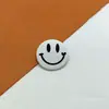 Broche de metal com pintura spray de rosto sorridente, broche redondo de rosto sorridente fofo, acessórios para roupas e bolsas, fornecimento de fabricantes