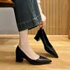 Zapatos de tacón alto para mujer estilo francés con punta fina, nuevo modelo 2026, tacón grueso, color nude, elegante diseño de primavera, zapatos de charol de mujer
