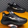 Sapatos Masculinos 2026 Primavera Novo Estilo Couro Impermeável Sapatos de Trabalho para Chef Solado Macio Simples Versátil Esportivo Casual Sapatos Masculinos