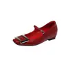 Elegantes y únicas Mary Janes de piel de oveja con hebilla cuadrada metálica que aumentan la altura, zapatos de mujer de cuero genuino con tacón medio y punta cuadrada para otoño 2026