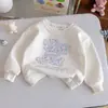 Sudadera de Oso de Dibujos Animados para Niñas 26 Nuevo Estilo de Primavera Linda Camiseta con Parche Floral para Bebés Ropa Infantil Versátil y a la Moda