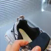 Tênis esportivos infantis para meninas, tênis estilo papai leves e antiderrapantes, novos tênis de corrida da moda para primavera e outono de 2026 com fivela giratória para meninas pequenas