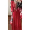 Un Imprescindible para Viajes y Vacaciones: un Vestido Bordado Rojo de Cuello en V Estilo Exótico Vintage de Uso Rudo con Ceñidor en la Cintura para Verano y un Chal con Protección Solar