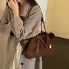 Bolsa de mão plissada retrô de grande capacidade para mulheres, nova bolsa de ombro casual outono/inverno 2026, bolsa de axila e bolsa tote para o dia a dia