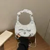 Design requintado de nuvem com bolinhas estilo coreano, novo design plissado doce e fresco, bolsa transversal estilosa com corrente