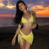 Blogger de fábrica fuente bikini amarillo claro floral conjunto de tres piezas de red roja pequeño fresco traje de baño de vacaciones para mujer