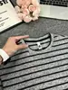 Camiseta retro de rayas y bloques de color estilo americano para hombre, una prenda gruesa de cuello redondo para otoño, que ofrece un look sofisticado como capa interior o camiseta básica