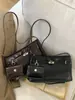 Nova Bolsa de Ombro Retro Tendência Outono/Inverno 2026 Bolsa Transversal Versátil Bolsa de Ombro Retro para Mulheres