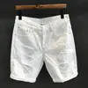 Nuevos Shorts de Mezclilla Blancos Rasgados Estilo Callejero de Hong Kong para Hombre 2026, Shorts Casuales Modernos de Verano Desgastados de Cinco Puntos