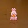 Estatueta de Coelho Pequeno Coelho de Jade Bolo da Lua Animal Fofo Desenho Animado Mini Artesanato de Resina Festival do Meio Outono Estatueta de Micro Paisagem