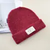 Gorro de Lana con Logo de Letra de Peluche Transfronterizo, Gorro Calentador de Cabeza de Felpa Bouclé Espesado, Estilo Europeo y Americano Otoño e Invierno Protección de Orejas Cálido Gorro de Esquí