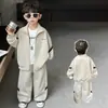 Conjunto deportivo de punto para niños para primavera y otoño, nuevo estilo de otoño 2026, conjunto fresco y elegante de dos piezas con cárdigan para niños pequeños