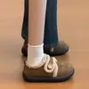Sapatos de Algodão Off-White para Mulheres 2025 Inverno Novo Estilo Retrô Mocassins Peludos Antiderrapantes Bico Redondo Sapatos Peludos Peculiares