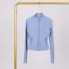 La chaqueta corta acanalada LULU con diseño en relieve es exclusivamente para comercio exterior, disponible en stock, adecuada para deportes y fitness, transpirable, moldeadora y moderna