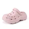 Sandalias de plataforma caladas de nuevo estilo 2026 para mujer, adecuadas para usar en verano, diseñadas para figuras menudas y se pueden usar como zapatos de playa; directamente de la fábrica EVA