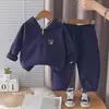 Nuevo conjunto invernal casual de tres piezas estilo japonés para bebés y niños pequeños, con una sudadera con capucha, un lazo y un cárdigan con cremallera