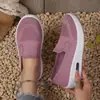 Fornecimento Exclusivo Transfronteiriço Tênis Malha Flyknit Feminino Slip-on Plataforma Sola Grossa Sapatos de Balanço Confortáveis para Meia-idade e Idosos Sapatos para Mãe Venda por Atacado