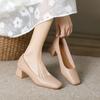 Sapatilhas de Salto Médio Espesso 2025 Novo Verão Versátil Feminino Retrô Bico Quadrado Boca Rasa Couro Macio Sapatos de Vovó Sapatos de Trabalho Pretos