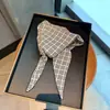 Bufanda Triangular Elegante a Cuadros Estilo Chanel de Alta Gama, Bufanda Cómoda para el Cuello Cuadros Pequeños Decorativa, Chal de Seda con Protección Solar