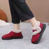 Zapatos Casuales de Mujer Cálidos de Terciopelo de Invierno Más Terciopelo Engrosados Zapatos Casuales de Algodón Nuevos Zapatos de Tela Old Beijing Suela Suave Zapatos para Madre