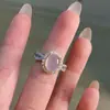 Anel Rosto de Ovo de Calcedônia Gelo Branco Colorido Moda Feminina Versátil Luxo Leve Estilo Frio Ins Ajustável Explosões do Pequeno Livro Vermelho