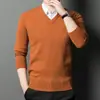 Suéter de grosor medio para hombre, nuevo tejido de punto con cuello en V para otoño e invierno, suéter básico casual tipo pullover para hombres jóvenes y de mediana edad, suéter de manga larga