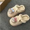 Super Fofas Bonecas Cartoon Chinelos de Algodão com Solado Grosso para Mulheres 2026 Outono/Inverno Novo Estilo Usáveis Versáteis Fashionáveis Quentes Sapatos de Pelúcia