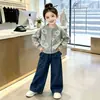 Conjunto de Outono/Inverno para Meninas Novo Estilo Coreano Doce Tricô Jacquard de Manga Longa Cardigan Suéter e Calça Jeans Conjunto de Duas Peças