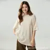 Camiseta de cachemir minimalista y relajada de manga corta para mujer, silueta holgada, cuello redondo, top de punto versátil y favorecedor.