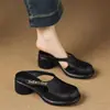Mules Femininas de Verão para Uso Externo em Couro Macio com Bico Fechado, Solas Grossas e Salto Alto, Apresentando Bico Arredondado e Design Slip-On