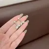 Pendientes de Cola de Pez Minimalistas de Estilo Coreano Súper Brillantes Tachonados con Diamantes Diseño de Moda de Nicho Sentido del Diseño Elegantes Clásicos Versátiles Pendientes