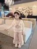 Colete de fleece para meninas, novo estilo outono e inverno 2026, roupas de inverno infantis, quente e estiloso, colete de bebê