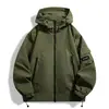Cortavientos para Hombre 2025 Primavera y Otoño Nueva Marca de Moda Holgada Ropa de Trabajo Impermeable a Prueba de Viento Chaqueta con Capucha para Senderismo
