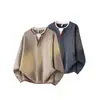 Novedad Otoño/Invierno 2026: Suéter de Bloques de Color con Cuello Redondo para Hombre, Cómodo y Versátil, Cuello en V Pequeño, Estilo High Street Americano, Top Casual para Hombre