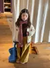 Calça de outono infantil, nova 2026 estilo coreano, retalhos de veludo cotelê, perna larga, forrada, versátil e moderna, roupa infantil