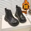 Sapatos casuais da moda e versáteis para meninas, nova coleção outono/inverno 2026, botas Martin infantis de sola macia, botas de tornozelo de couro confortáveis para crianças mais velhas