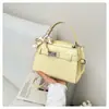Bolsa quadrada pequena de moda nicho nova da versão coreana para primavera 2026 para mulheres, adequada para o trajeto diário, com um design casual único, alto valor estético, e pode ser usada como bolsa transversal.