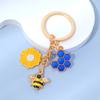 Llavero pequeño de margarita y abeja fresca corazón de niña metal aceite llavero creativo adornos para colgar en bolso regalo para novias