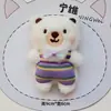Nuevos Overoles de Peluche de Dibujos Animados Oso de Peluche Suave Lindo Oso Sonrojado Muñeco Broche Decoración Accesorios para Mochila Escolar de Estudiante