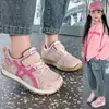 Tênis Esportivo Infantil 2026 Verão Novo Fashionável Sapatos Pai para Crianças Respirável Solado Macio Calçados Casuais para Meninos Mais Velhos