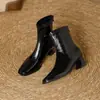 Botas de Cano Curto com Bico Quadrado e Salto Grosso Femininas Estilo Coreano Temperamento Versátil Botinhas Cor Nude Confortáveis Solado Macio Outono/Inverno Novo Estilo Botas Finas para Montaria