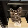 Bolso Cubo Casual Estilo Coreano de Fabricante Transfronterizo Bolso de Hombro de Gran Capacidad con Cuadros Literarios Bolso Cruzado de Lana para Estudiantes
