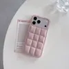 Funda de teléfono iPhone 17 con patrón de lichi de lujo y airbag, media cubierta 17pro carcasa rígida de refrigeración 16promax