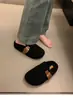 Diadema de Invierno Pantuflas para Mujer Pantuflas de Media Temporada para Exteriores Pantuflas de Algodón Estilo Nuevo Cálido Aumento de Altura Interior Añadir 2026 Piel Suela Gruesa Moda