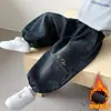 Calça Infantil Estilo Outono e Inverno 2026 Novo Estilo Jeans com Pelúcia para Bebês Calça Longa Casual Acolchoada de Veludo Infantil