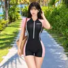 Popular traje de baño de una pieza para mujer, estilo deportivo conservador, talla grande, disimula el abdomen, adelgazante, adecuado para aguas termales y la playa, con mangas cortas y parte inferior de corte plano, venta al por mayor