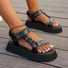 Sandálias de Velcro com Solado Grosso de Tamanho Grande Estilo Étnico Europeu e Americano Combinando Cores Sandálias de Praia Novas 2024 para Mulheres