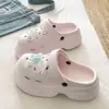 Zapatillas Casuales Versátiles de Alto Valor Estilo Fresco Pequeño Cubre-Cabeza Verano Nuevas Cómodas Para Exteriores Zapatos de Agujeros EVA